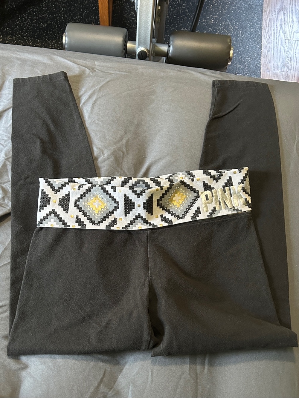 Victoria’s Secret Pink capri leggings with geometric waistband